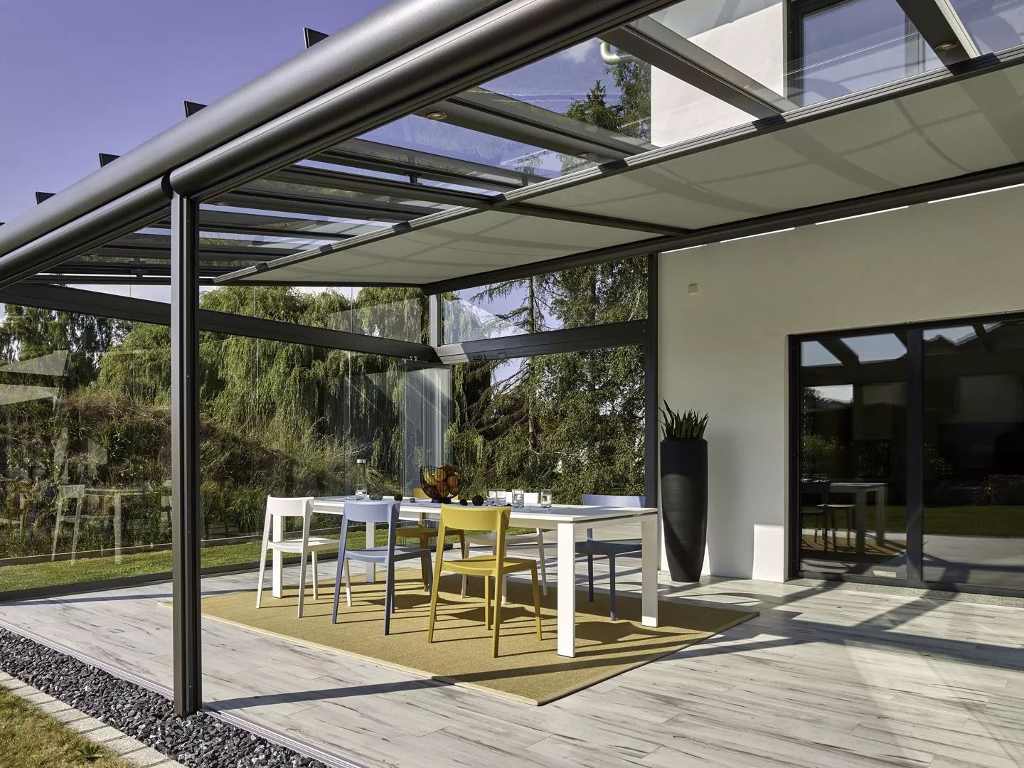 Im Handumdrehen sind die beweglichen Glaselemente an die Seite geschoben und geben so das Glashaus und die Terrasse zum Garten in frei.  Copyright: Solarlux GmbH