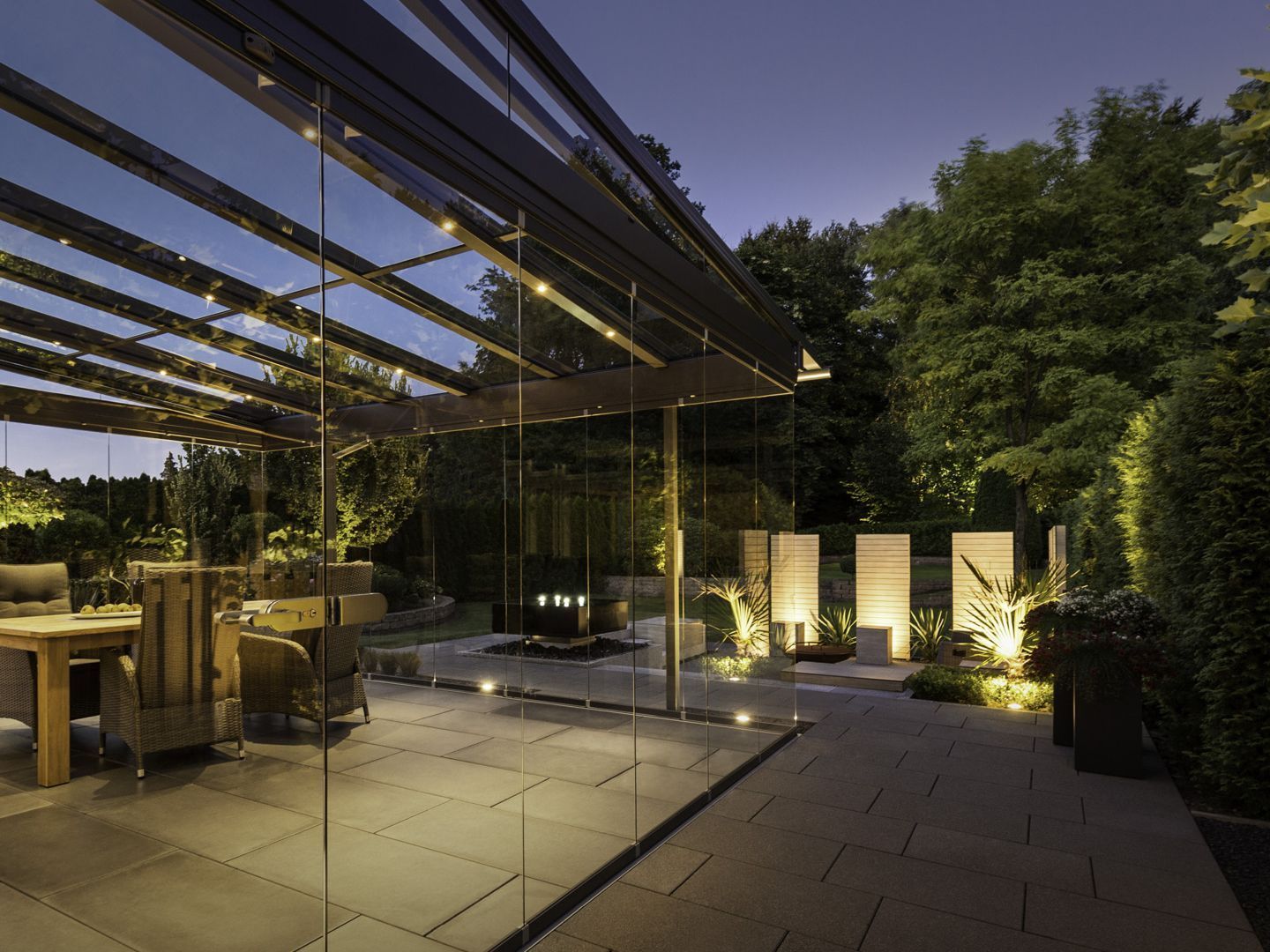 Auch geschlossen bieten die verschiebbaren Verglasungen einen rundum tollen Ausblick in den Garten.Bildnachweis: Solarlux GmbH