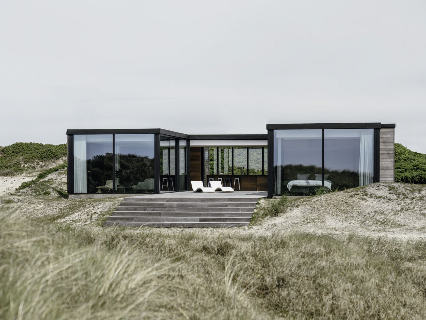 Mit dem Strandhaus wurde ein Gebäude geschaffen, das die außergewöhnliche Natur und das Licht der Umgebung in die Wohnräume hineinträgt.   Bildnachweis: Malik Pahlmann für Solarlux GmbH