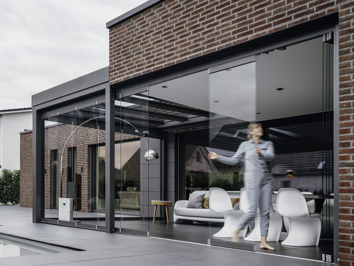 Mit den beweglichen Glaselementen lässt sich das Terrassendach einfach verschließen und schützt so vor zugigem Wind und wärmt sich schneller auf.  Bildnachweis: Malik Pahlmann für Solarlux GmbH