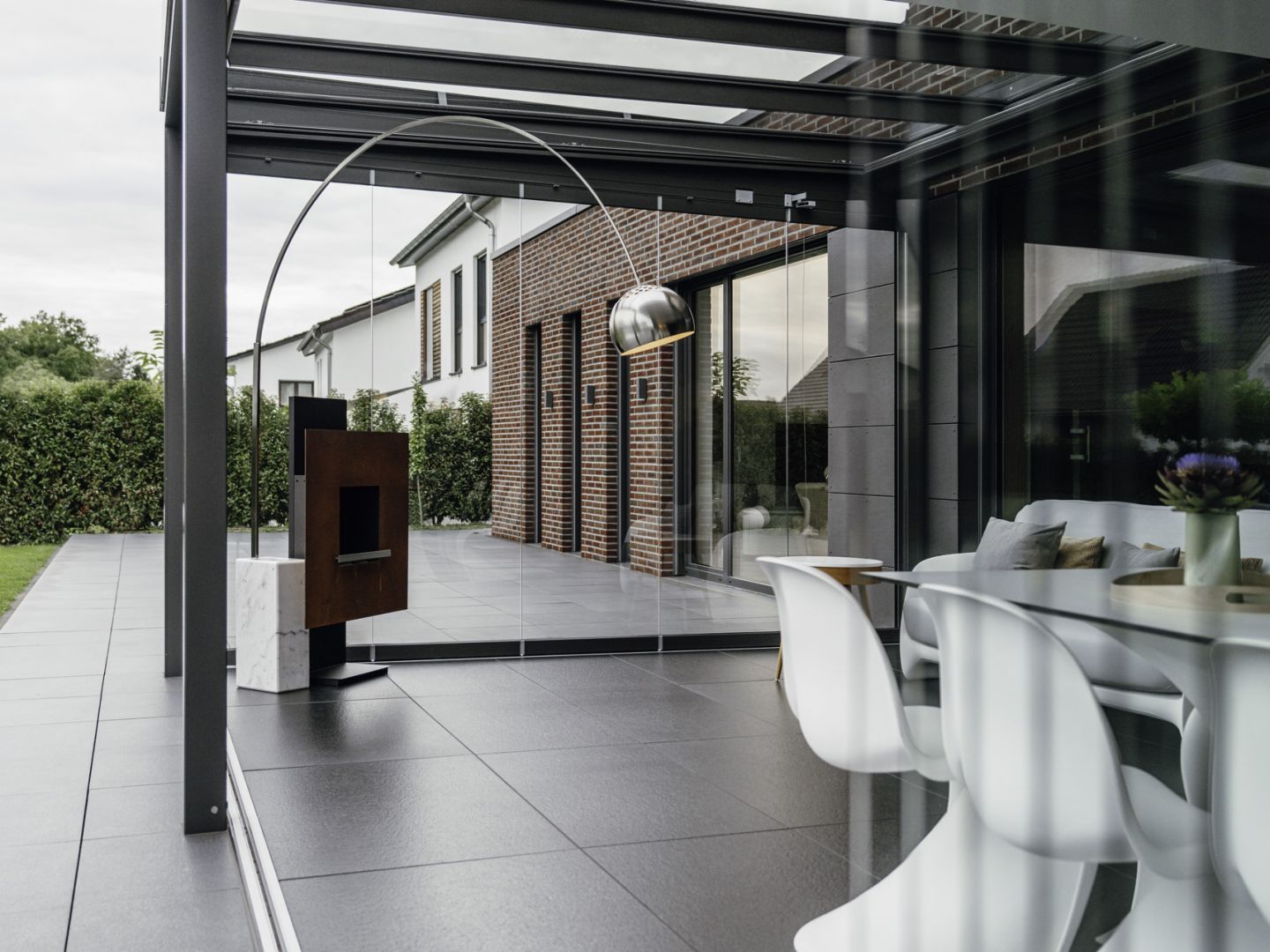 Die transparente Hülle schützt vor Wind und Wetter, das gilt für die Bewohner sowie die Möbel unter dem Glasdach.   Bildnachweis: Malik Pahlmann für Solarlux GmbH