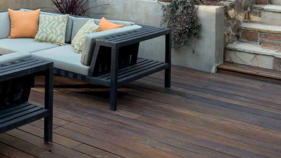Terrasse mit Bangkirai Holzboden und Sitzmöbeln