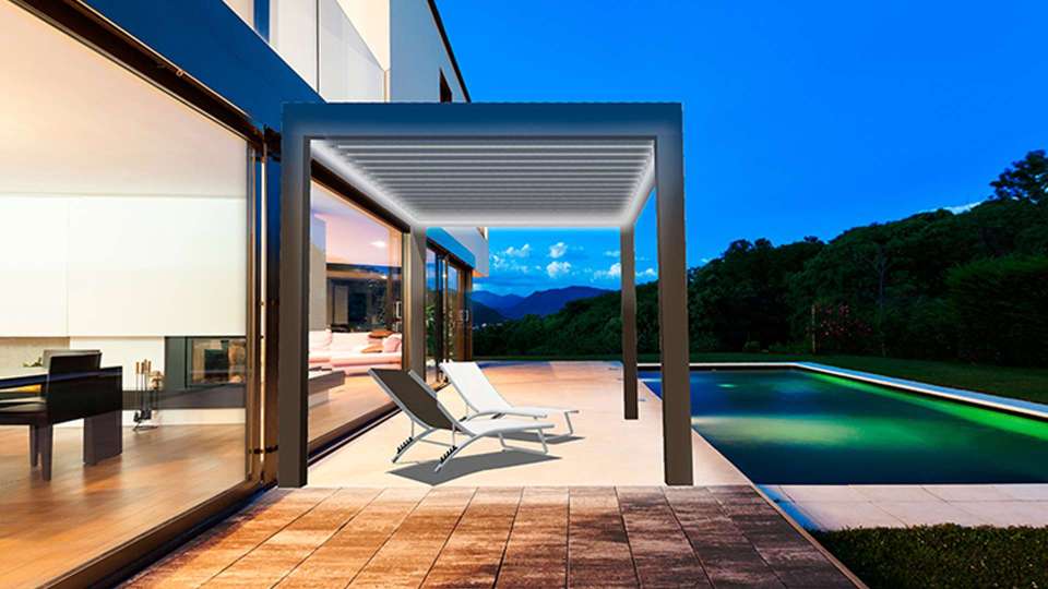 Lamellendach auf einer Terrasse neben einem Pool