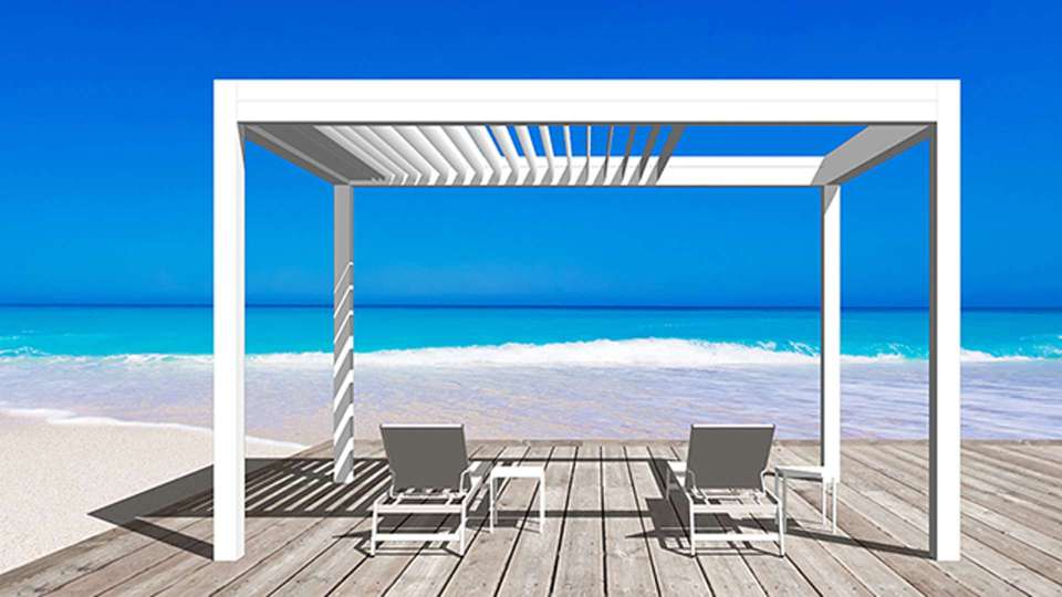 freistehendes Open’R® Lamellendach an einem Strand