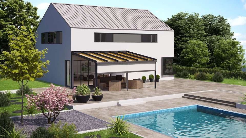 Terrassendach mit Unterglasmarkise an einem Wohnhaus mit Pool im Garten