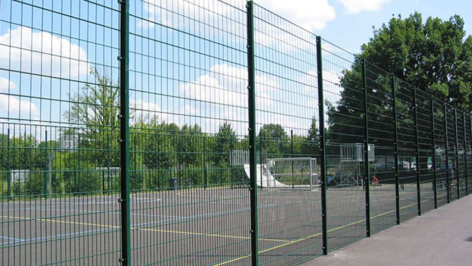 Ballfang Zaun um ein Sportgelände