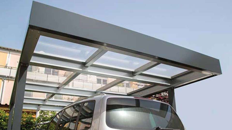 Ein Dach aus Acrylglas lässt Licht ins Carport unter dem ein Auto steht