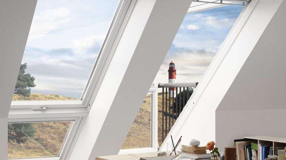 zwei VELUX CABRIO™ Dachfenster mit Blick auf einen Leuchtturm