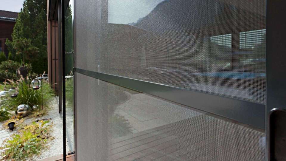 Insektenschutzrahmen vor einem Fenster