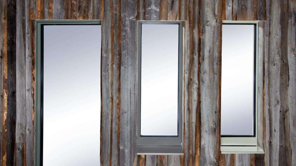 Aluminium-Holz-Fenster in einer Holzwand