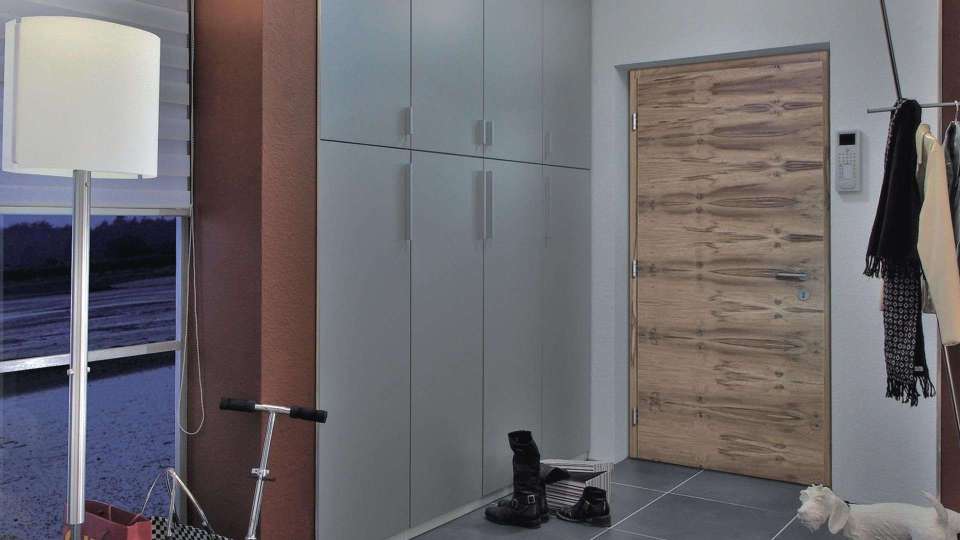 Zimmer mit einer Aluminium-Holz-Tür