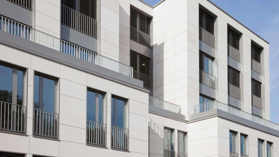 Fassade eine Wohnkomplex mit heroal W 72 CL Fenstern mit französischem Balkon davor