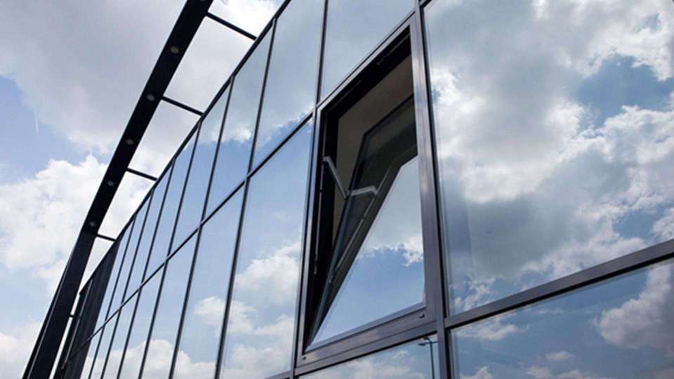 Glasfassade aus heroal W 72 Fenstern, von denen eins gekippt ist