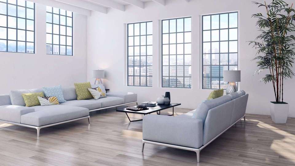 Blick in eine helles Wohnzimmer mit fünf großen Fenstern