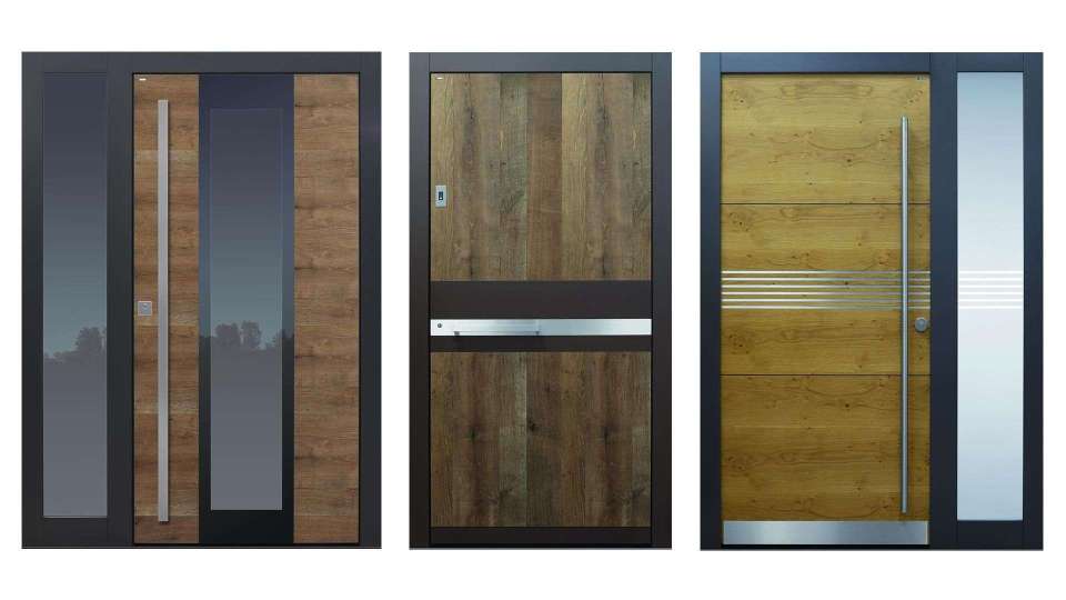 drei TOPIC-Haustüren mit Holz Oberfläche