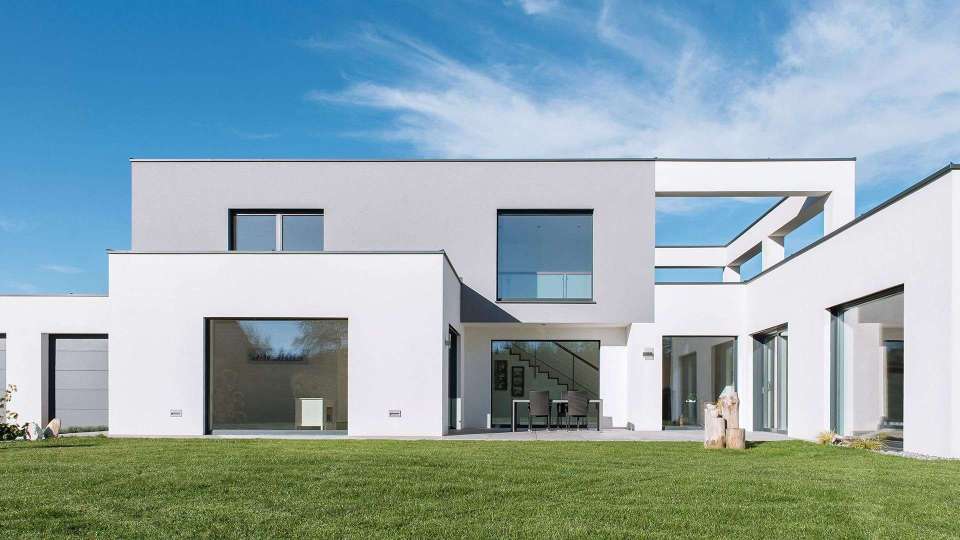 modernes grau-weißes Flachdachhaus mit viele großen Kunststoff-Aluminium-Fenstern