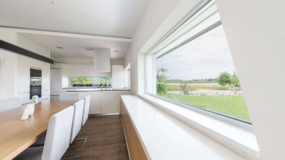 Küche mit langen querformatigem Fenster auf der rechten Seite