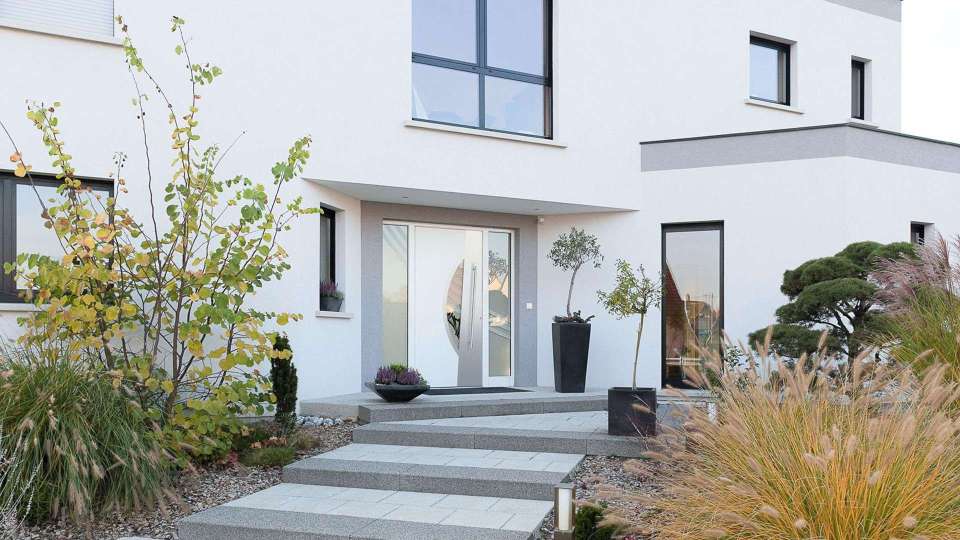 Kompotherm Haustür im E-Design ein einem weißem Haus