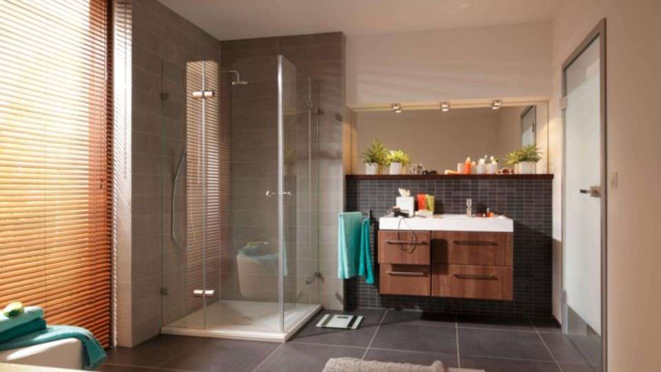 Eckdusche mit Glaswänden in einem modernen Badezimmer