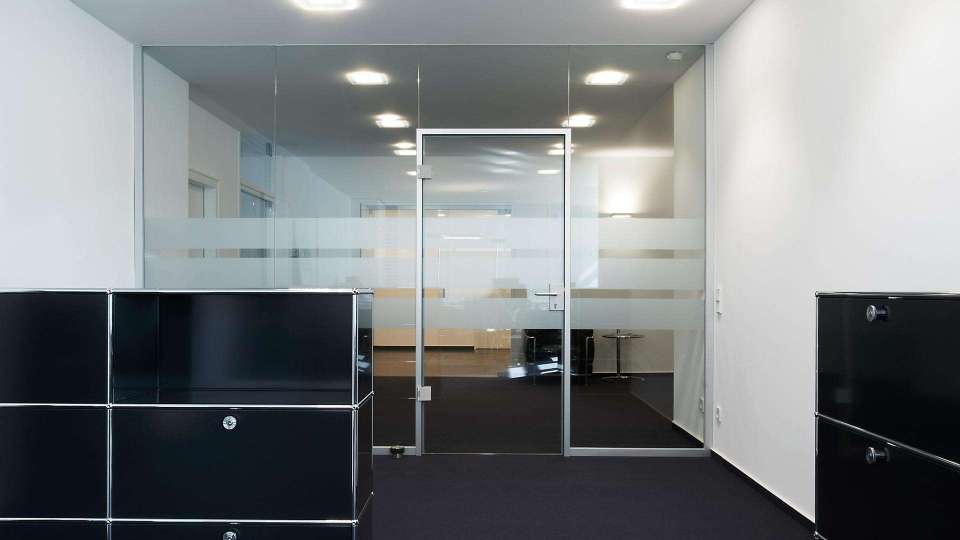 Ganzglas-Anlage in einem Großraumbüro