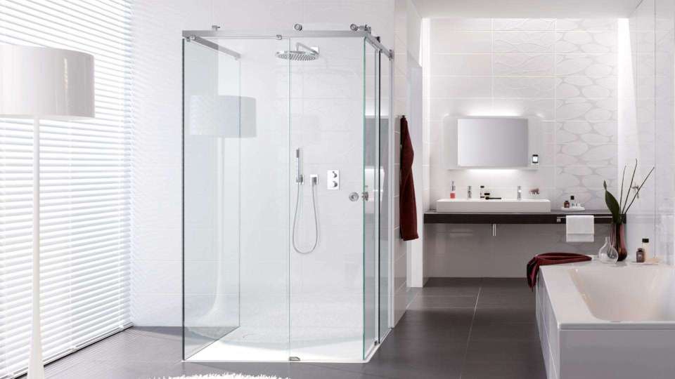 U-Dusche mit Glaswänden in einem modernen Badezimmer