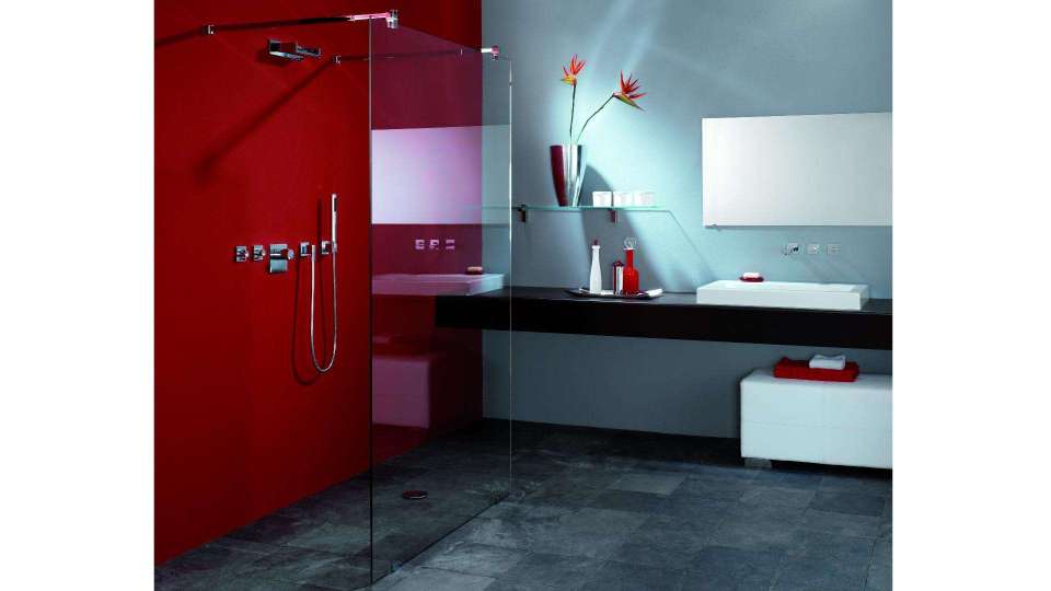 Walk-In Dusche mit Glastrennwand in einem modernen Badezimmer
