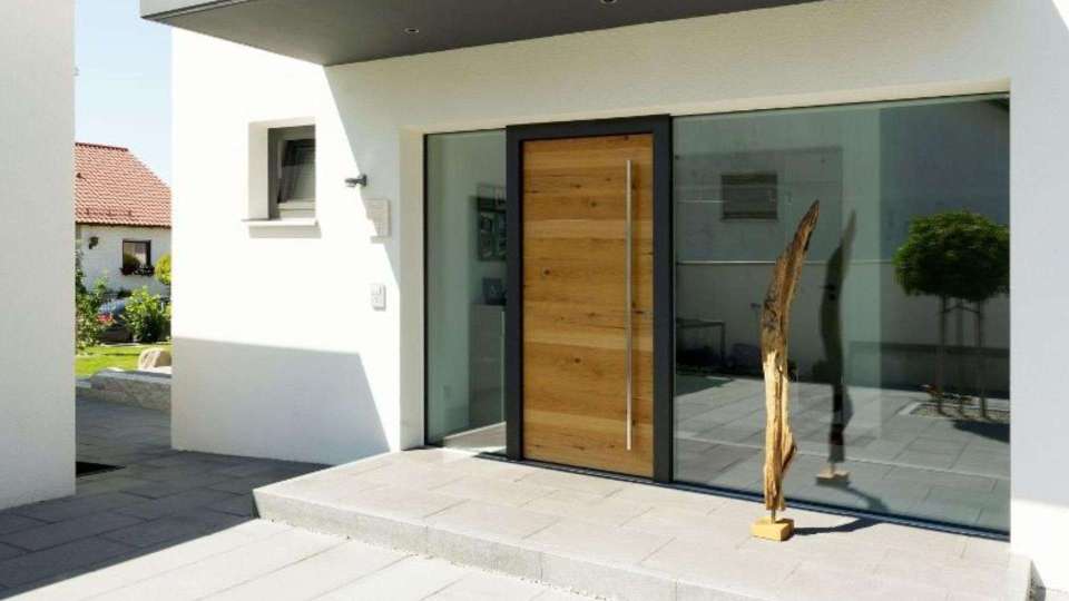 Massivholz Haustür in einem modernen Haus