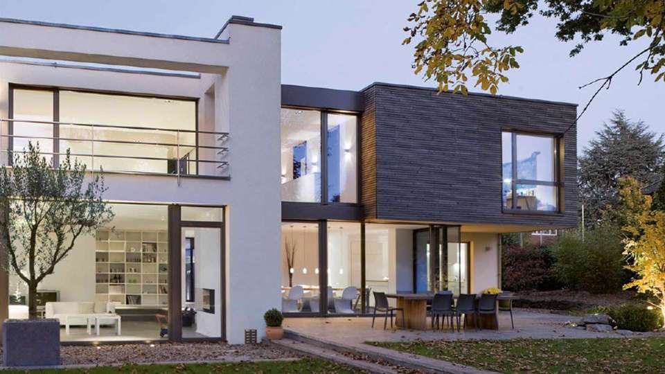 modernes Haus mit vielen bodentiefen Aluminium Fenstern