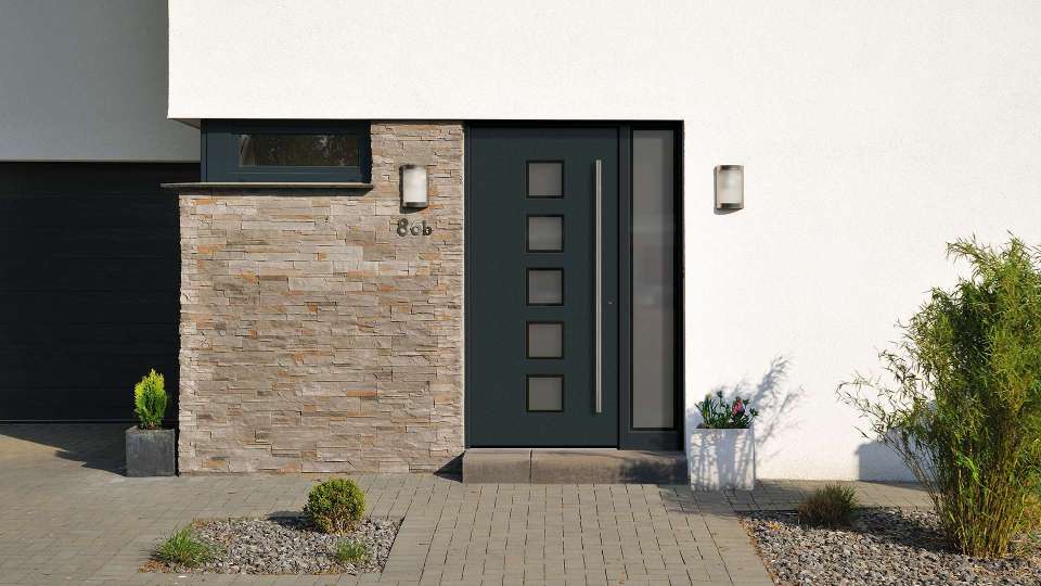 graue Haustür mit Glaselement auf der rechten Seite in einem weißen Haus
