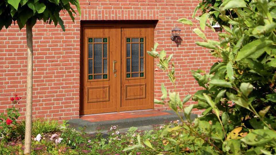doppelflügelige Holz-Haustür in rotem Klinker