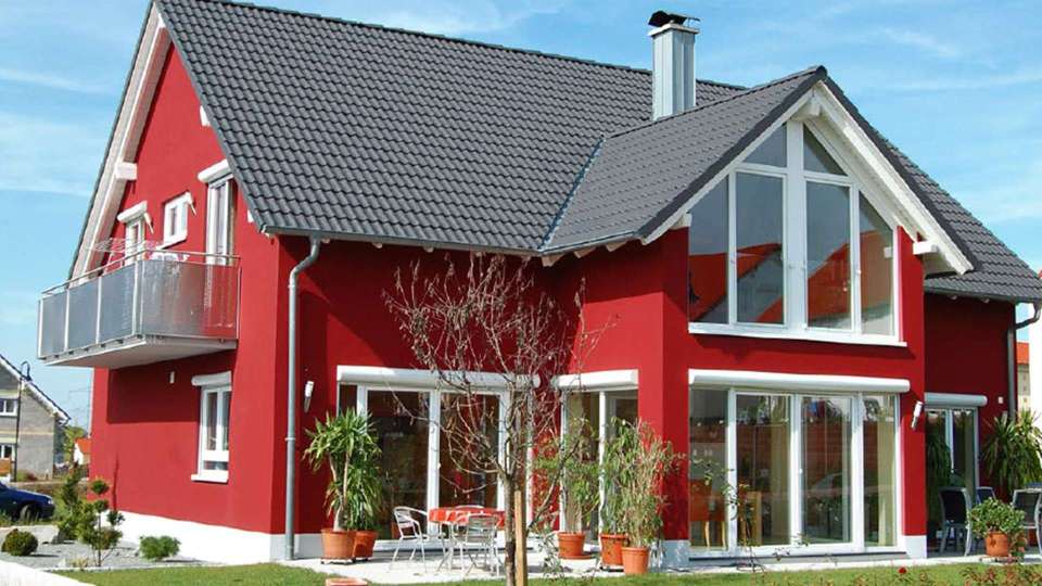 rotes Haus mit vielen weißen Kunststoff Fenstern