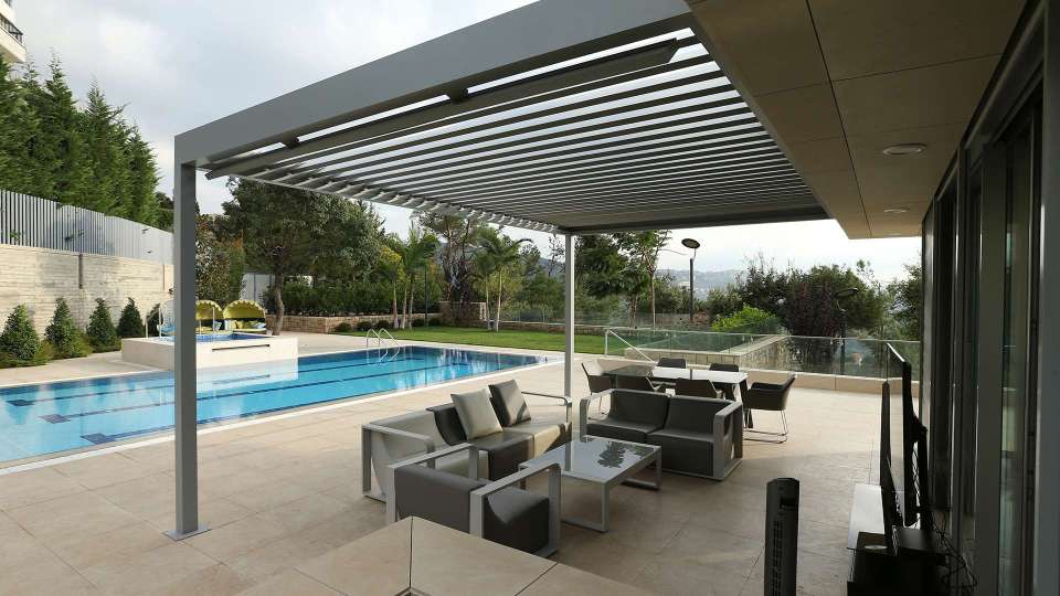 Algarve Lamellendach auf einer Terrasse neben einem Pool