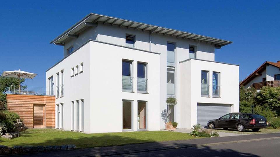 modernes Haus mit vielen großen Softline 70 AD Fenstern