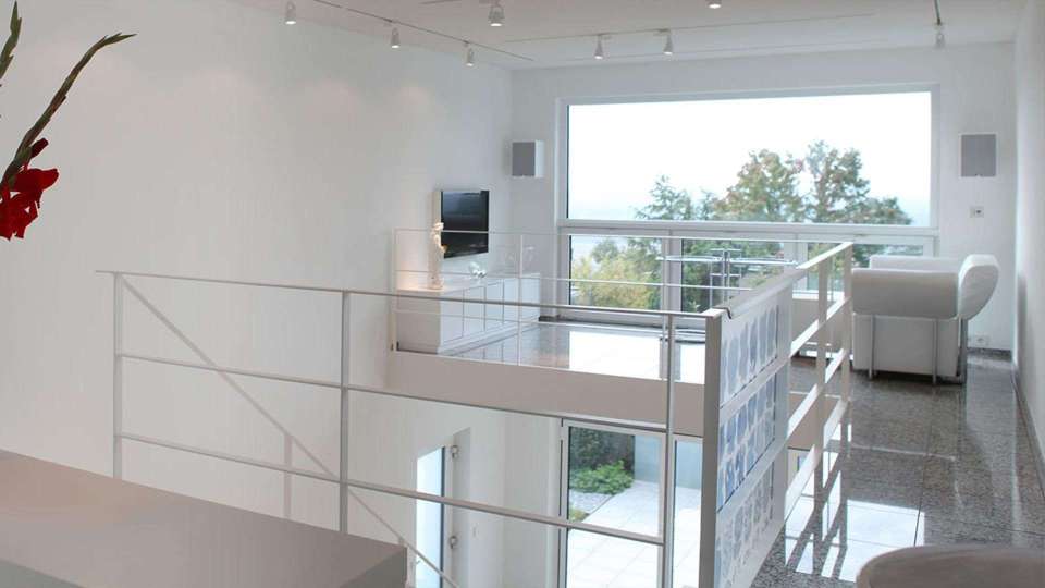 Galerie mit großem Kunststoff-Fenster von Gugelfuss