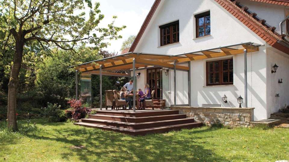 Wohnhaus mit Solarlux Terrassendach, über welches man über vier Stufen in den Garten gelangt