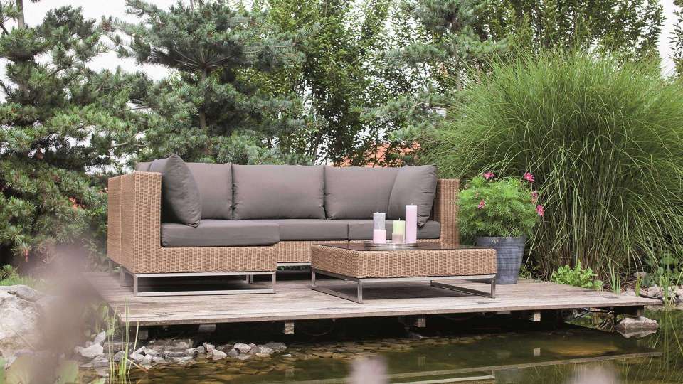 Garten Lounge auf einem Steg neben einem Teich
