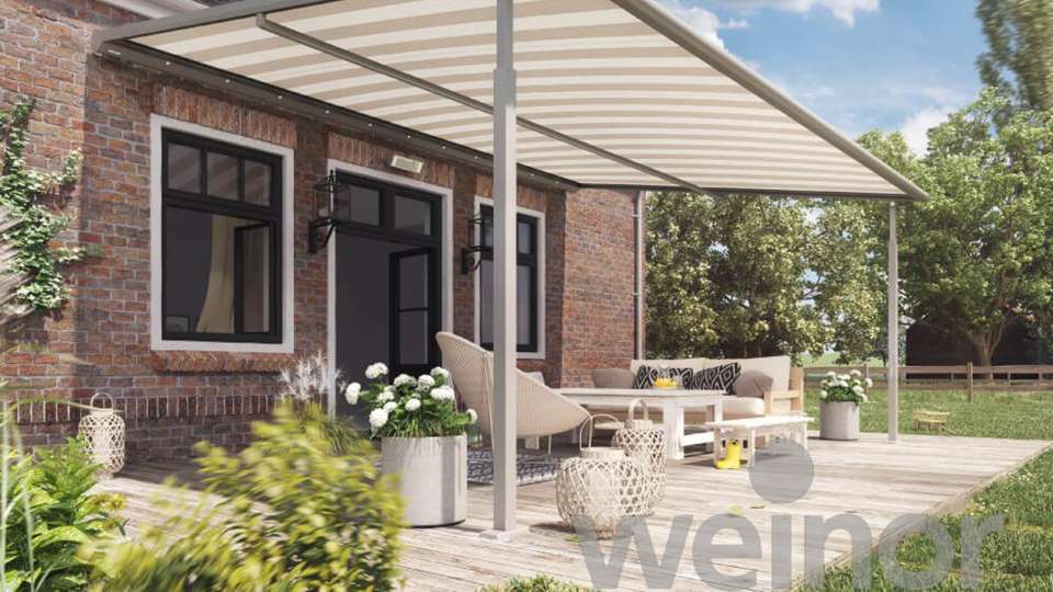 Pergola-Markise über einer Terrasse mit Gartenmöbeln